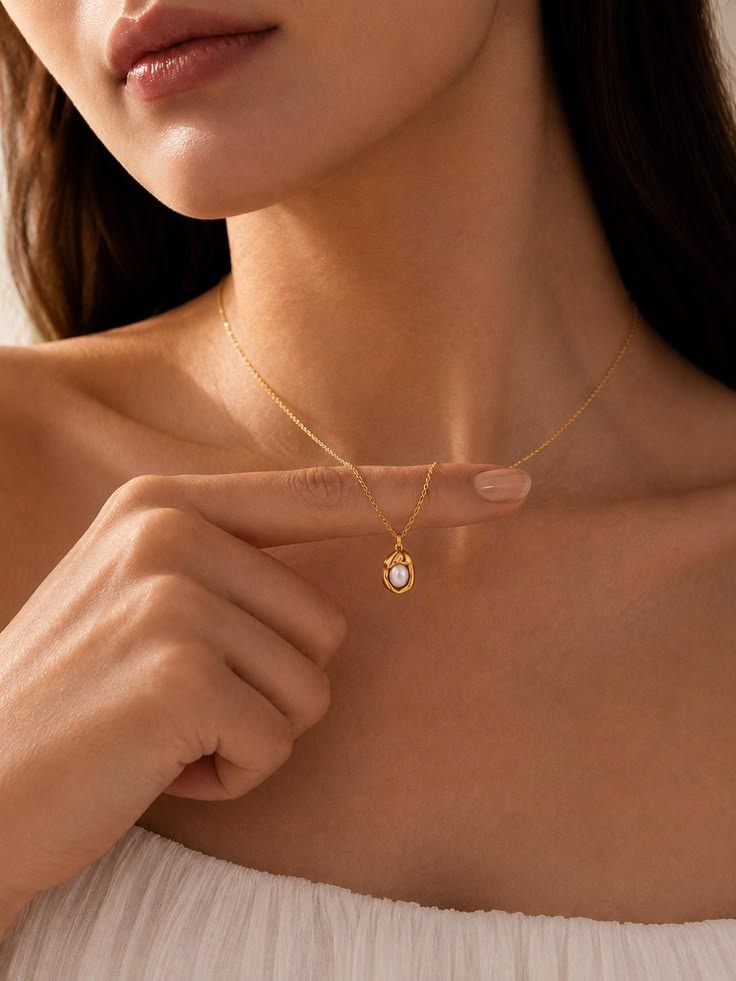 Luna Pearl Pendant Necklace