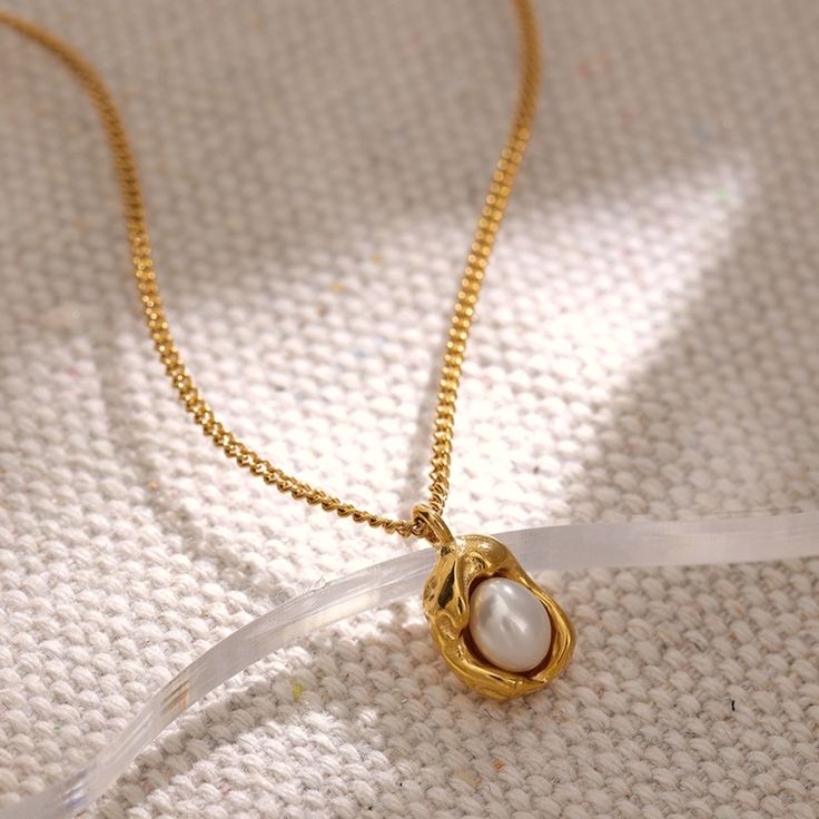 Luna Pearl Pendant Necklace
