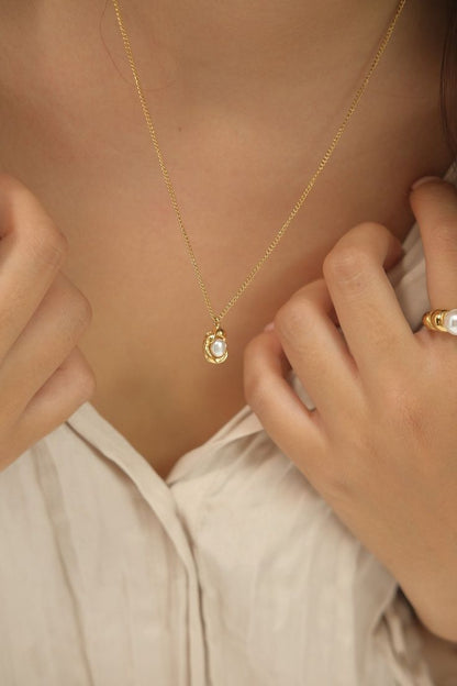 Luna Pearl Pendant Necklace