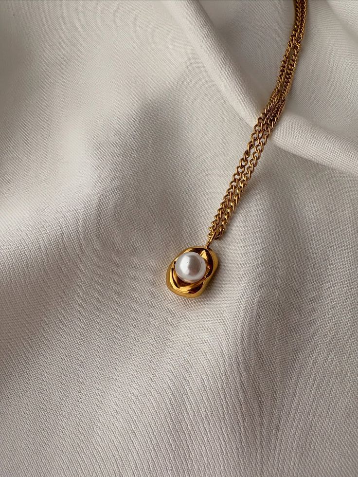 Luna Pearl Pendant Necklace