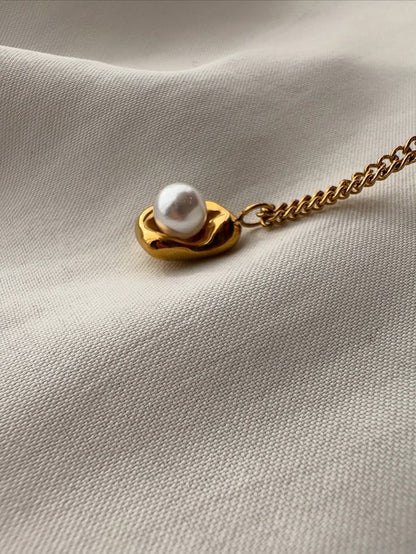 Luna Pearl Pendant Necklace