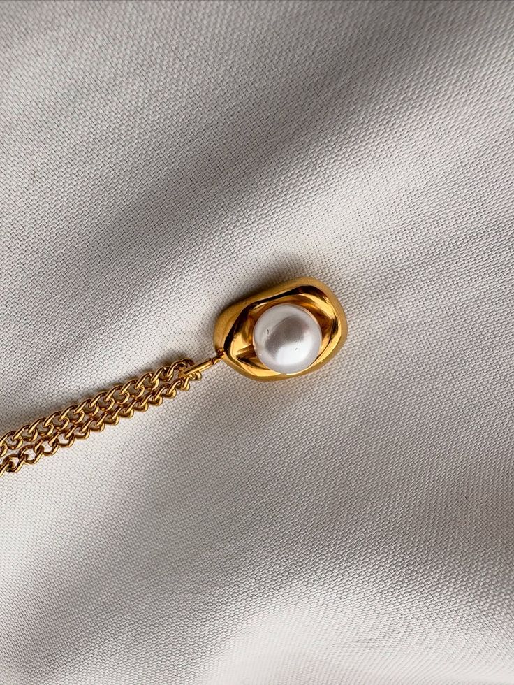 Luna Pearl Pendant Necklace