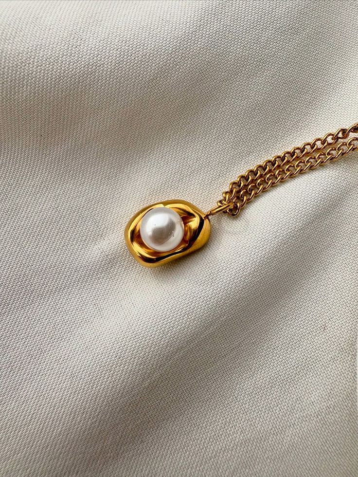 Luna Pearl Pendant Necklace