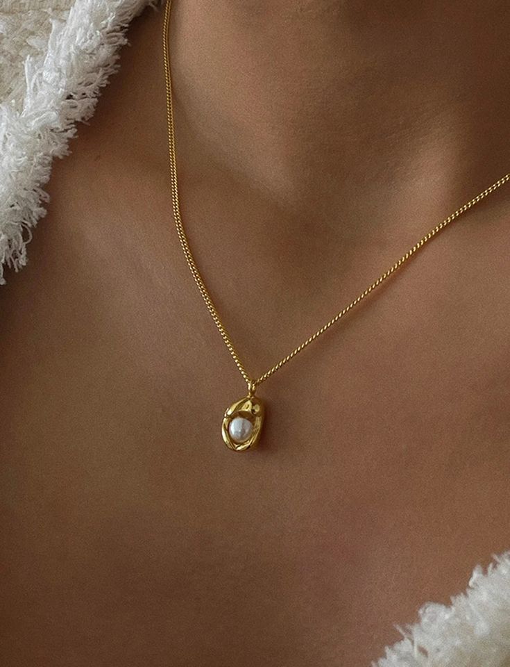 Luna Pearl Pendant Necklace